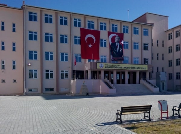 Adnan Menderes Anadolu İmam Hatip Lisesi